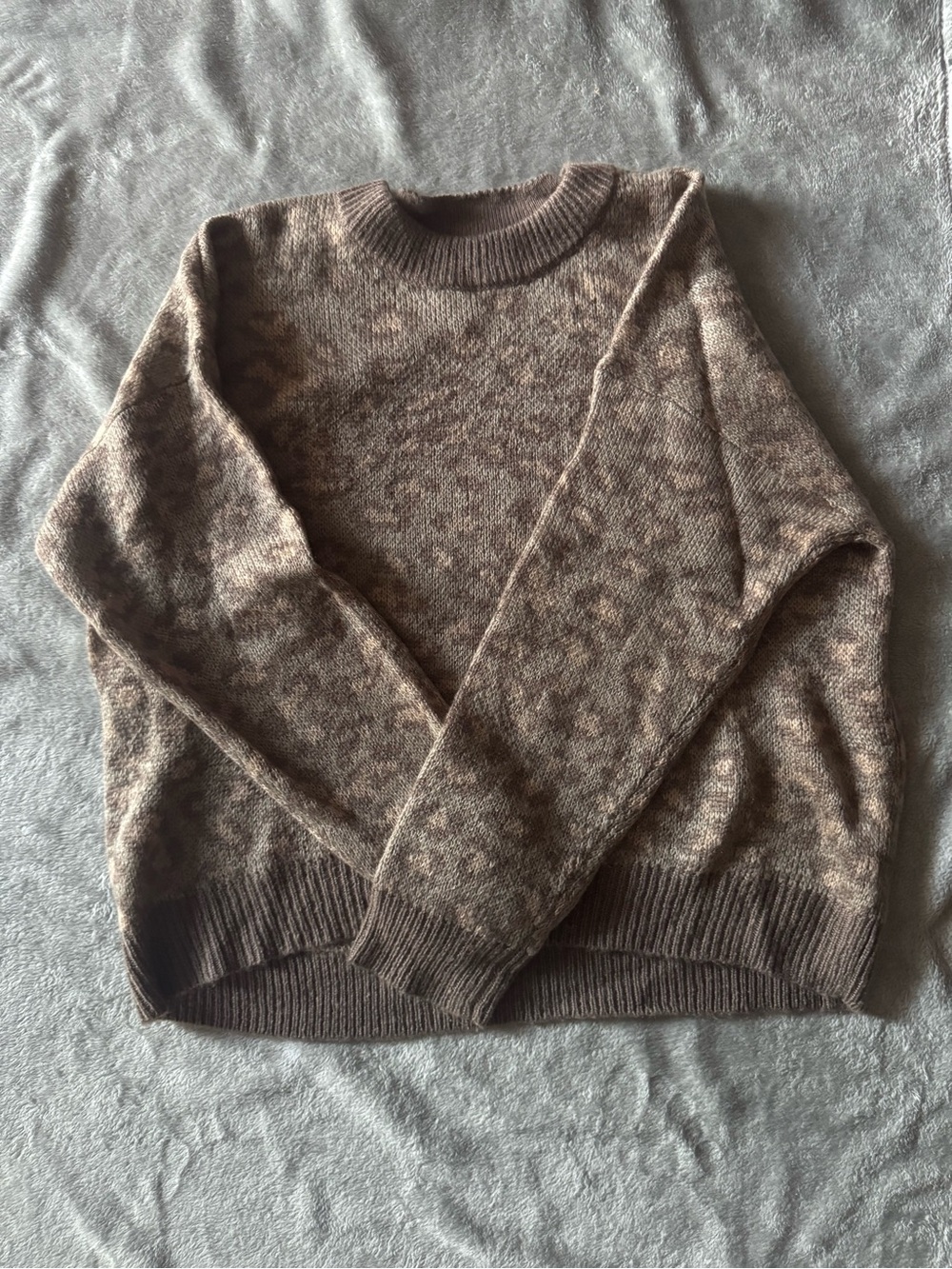 Cozy Women’s Crewneck Sweater in light Brown cheetah print